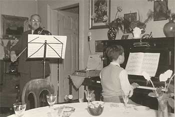 Schon bald begleitete auch der junge Christian seinen Vater beim Geige spielen